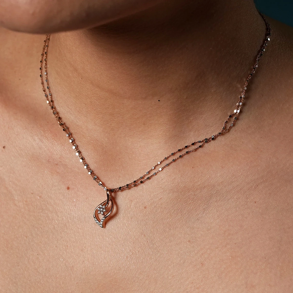 Curved leaves cluster Pendant